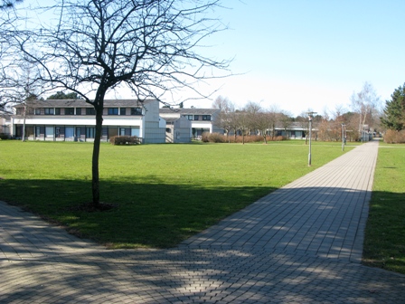 Boligerne i Morb�rhaven er placeret i et- og toetages byggeri med gr�nne f�llesomr�der mellem bygningerne.